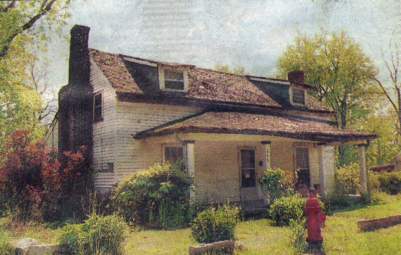 9 Historic African American Sites To Visit In Franklin, Tennessee A dilapidated white farmhouse with a shingled roof and a red fire hydrant in the yard in Williamson County, Tennessee.
