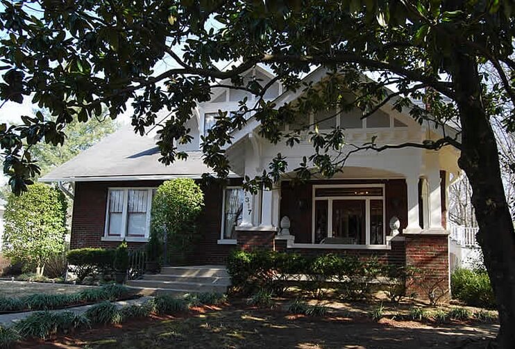 the exterior of the Magnolia House Bed and Breakfast