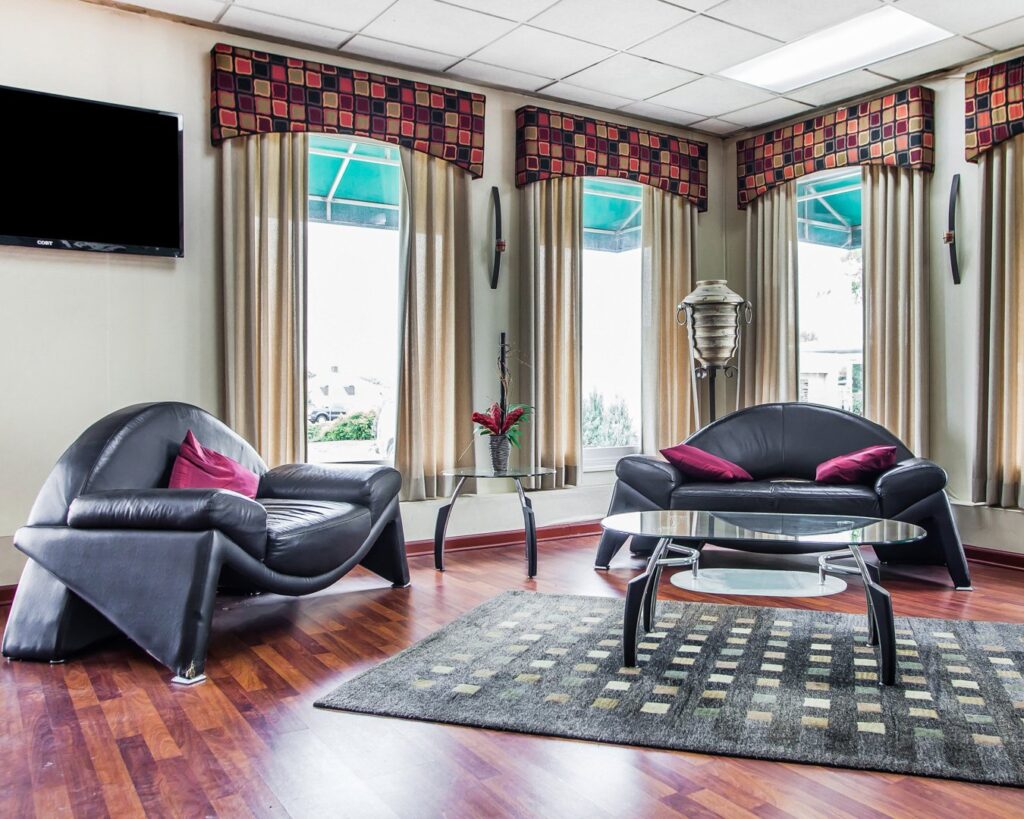 Two modern love seats in thelobby of the Quality Inn Franklin